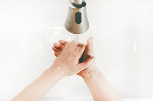 Преди и след всяка фотосесия ръцете се измиват старателно. - Фото Студио Нана