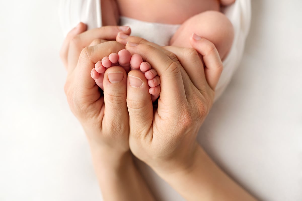 Снимка на крачетата на новородено бебе във Фото Студио Нана