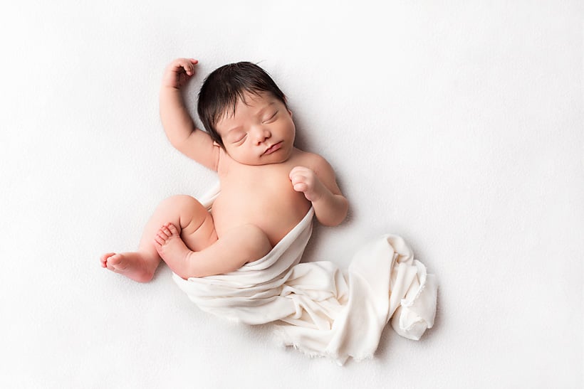 Бебенце позира в най-сладката поза за Новородено