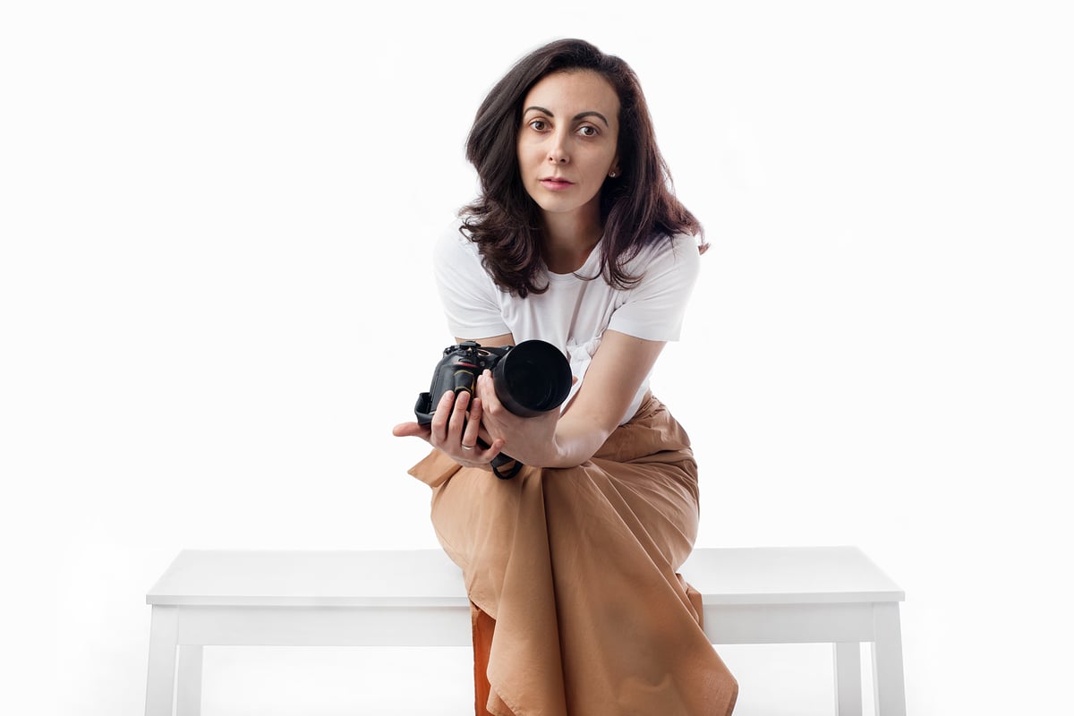 Нана, собственикът, фотограф и управител на Фото Студио Нана