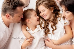 Бяла фотосесия за семейства с по-големи деца - Фото Студио Нана