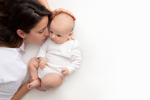 Мама и бебе в бяло във Фото Студио Нана