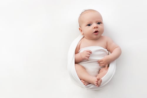 Малко бебе гледа в захлас във Фото Студио Нана