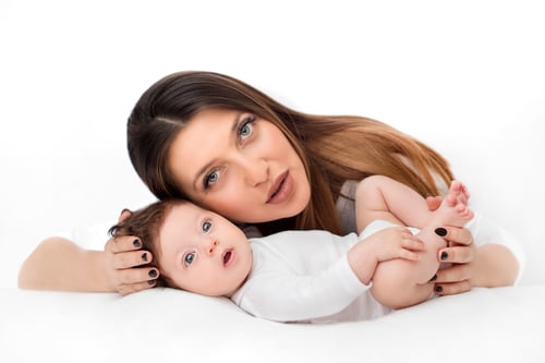 Мама и бебето гледат захласнато във Фото Студио Нана